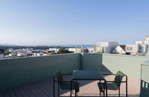 Outer Richmond Apartamento | NEW! Spacious Getaway wPrivate Deck Close to Beach