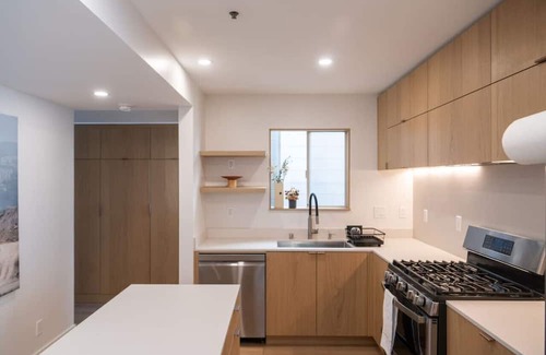 Outer Richmond Apartamento | NEW! Spacious Getaway wPrivate Deck Close to Beach