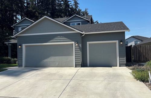 Thurston Casa | 4-bedroom house in quietSpringfield with AC, WiFi, and more. 15 mins to Autzen