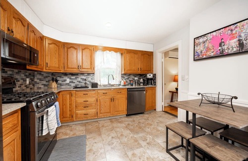 Phoenixville Casa | 4 bedroom 5 bed 2 bath with jacuzzi tub and steam sauna in Phoenixville AC, WiFi