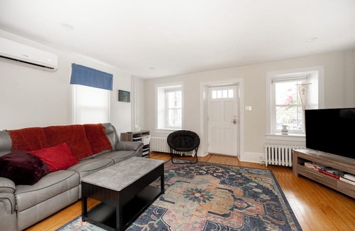 Phoenixville Casa | 4 bedroom 5 bed 2 bath with jacuzzi tub and steam sauna in Phoenixville AC, WiFi