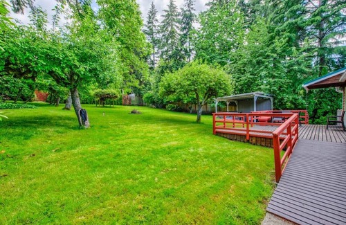 Mercer Island Casa | Private park in a cozy home next to I-90 huge yard