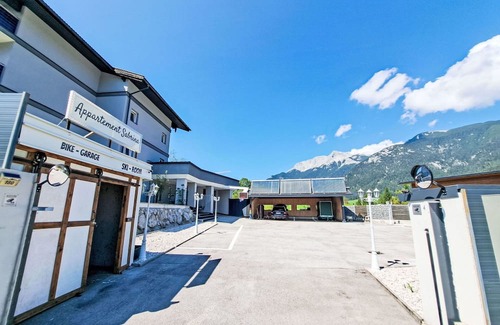 Steinberg am Rofan Apartamento | Lovely apartment for 10 guests with hot tub, WIFI, patio, pets allowed and parking