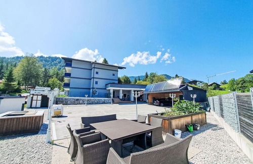 Steinberg am Rofan Apartamento | Beautiful apartment for 10 guests with WIFI, hot tub, TV, patio, pets allowed and parking