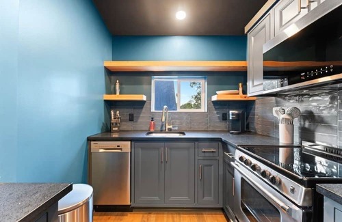 Omaha Casa | The Constellation Aries - Romantic-Steam Shower-Hot Tub-Table Rock Lake