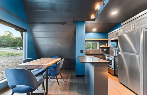 Omaha Casa | The Constellation Aries - Romantic-Steam Shower-Hot Tub-Table Rock Lake