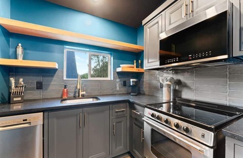 Omaha Casa | The Constellation Aries - Romantic-Steam Shower-Hot Tub-Table Rock Lake