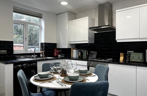 Walkden Casa | Tranquil 3 Bed Oasis and Parking