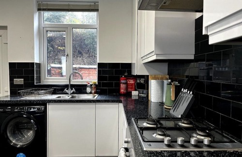 Walkden Casa | Tranquil 3 Bed Oasis and Parking