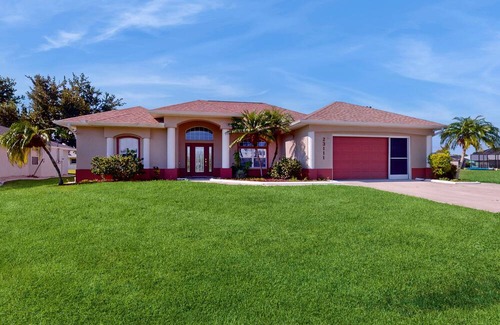 Port Charlotte Casa | Dog friendly house with private pool, lanai, and internet