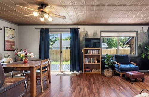 Pacific Beach Cabina | Charming cedar cabin in Pacific Beach