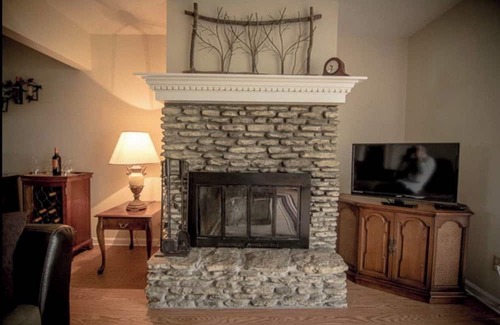 Prospect Casa | 3-bedroom riverfront townhome in fabulous Prospect with WiFi, AC, Pet Friendly.