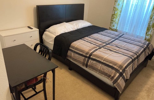 Katy Casa | Charming 1 story house with WiFi, AC in awesome Katy - One bedroom space