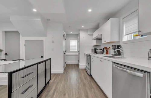 Sunset Casa | Cozy Laneway House In The Heart of the City!