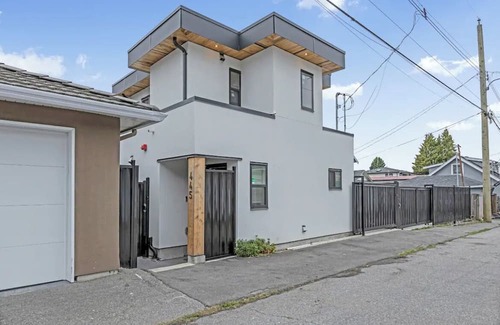 Sunset Casa | Cozy Laneway House In The Heart of the City!