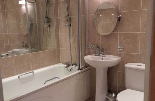 Oakleigh Apartamento | Spacious 2 bed North London flat with balcony and parking, sleeps 5