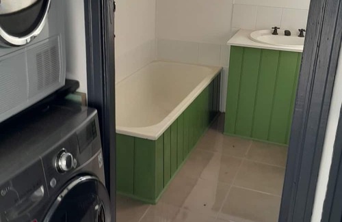Boulder Casa | Boulder Boutique Accommodation, Heart of Boulder easy walk to cafe's, Local pub.