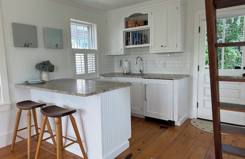 Brant Point Cabaña | Clean/new loft cottage in fabulous Brant Point. Walk to town w/AC/heat, porch