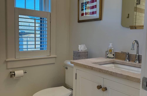 Brant Point Cabaña | Clean/new loft cottage in fabulous Brant Point. Walk to town w/AC/heat, porch