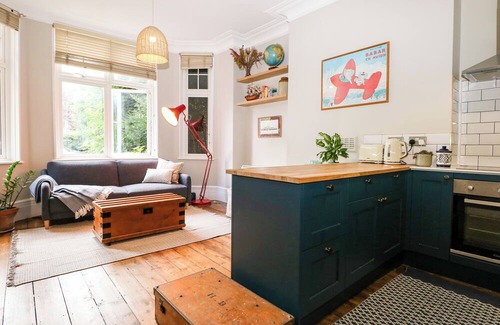 Guildford Cabaña | GUILDFORD KIP, romantic, character holiday cottage in Guildford