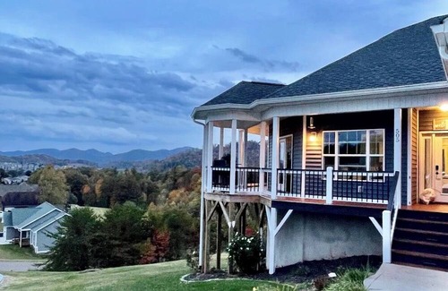 Leicester Casa | 1-Bedroom Couples Paradise with Spectacular Views & Hot Tub near Asheville