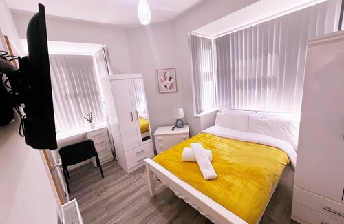 Coventry Cama Y Desayuno | 5 bed Stylishly furnished & close proximity to the City centre and Coventry Uni