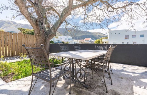 Onrus Casa | Coastal Elegant 4 Bedroom Home