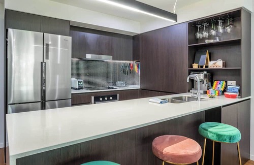 Greenslopes Apartamento | Hanlon Park Escape - 250m to Stones Corner Village