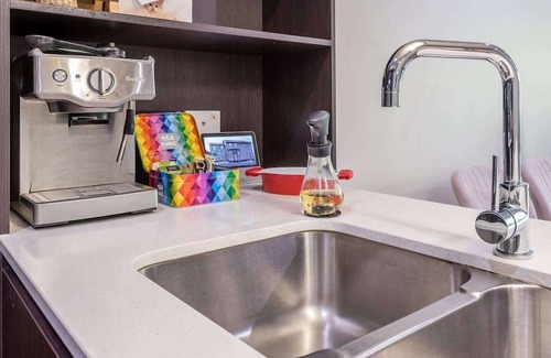 Greenslopes Apartamento | Hanlon Park Escape - 250m to Stones Corner Village
