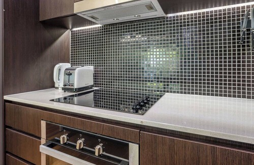 Greenslopes Apartamento | Hanlon Park Escape - 250m to Stones Corner Village
