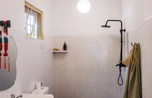 Dickwella Casa | Charming 1 Bedroom Studio with WiFi, AC and Kitchen in Hiriketiya Beach.