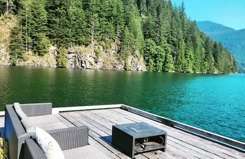 Pitt Meadows Cabina | Spacious 7-bedroom cabin in enjoyable Pitt Lake, BC
