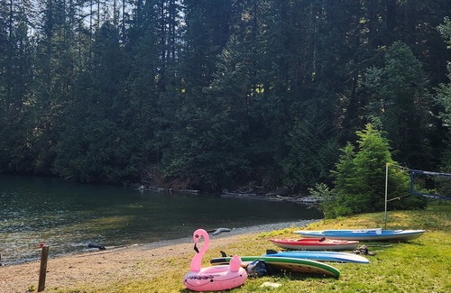 Pitt Meadows Cabina | Spacious 7-bedroom cabin in enjoyable Pitt Lake, BC
