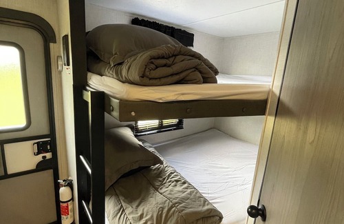 Lexington - Salisbury Alquiler De RV | Come glamping in a Cozy 1-bedroom camper with double bunks and a sofa