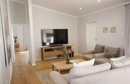 Eastcliff Casa | Luxurious 3-bedroom house in serene Hermanus