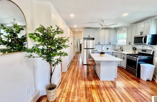 Castleton Corners Apartamento | Apartment in Staten Island - 3BR - 24/7 Concierge, Parking Spot, High-Speed WiFi