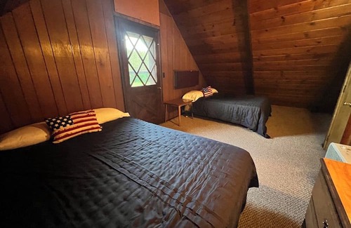 Cadillac Cabina | 3-bedroom cabin in charming Harrietta with WiFi. Perfect for a getaway.