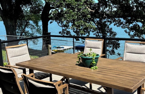 Martin County Cabina | Cozy Lake Cabin near the Fox Lake Event Center