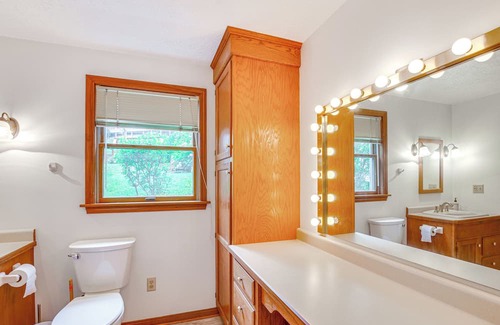 Hanoverton Casa | Guilford Lake Retreat w/ Dock & Kayaks!
