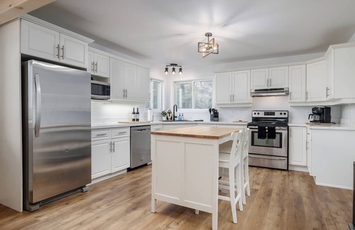 Trent Lakes Cabaña | Relaxing Waterfront Oasis – Lakehouse on the Rocks