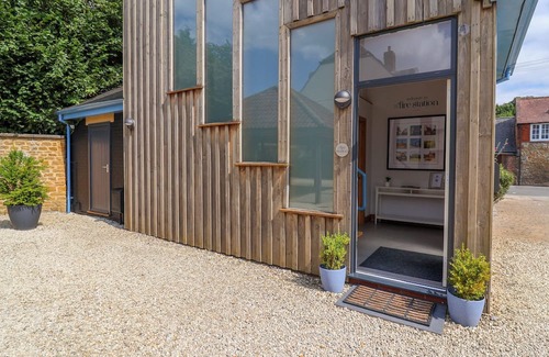 Sherborne Cabaña | PUMP ROOM, romantic, with a garden in Sherborne