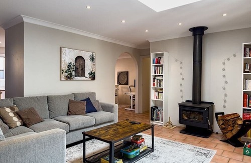 Kareela Casa | Kareela | Cozy Retreat with Creek Backyard