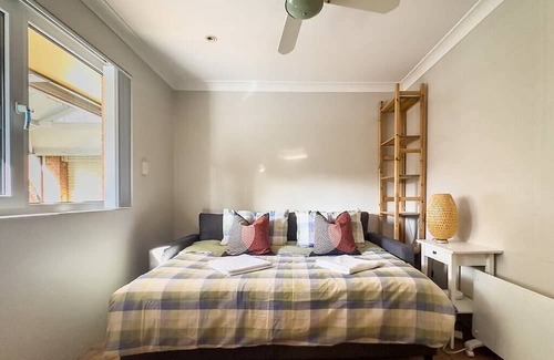 Kareela Casa | Kareela | Cozy Retreat with Creek Backyard