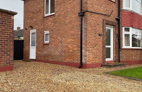 Grimsby Casa | "At The Edge" of Grimsby. Cosy, Comfy with Huge Free Parking for Vans or Cars.