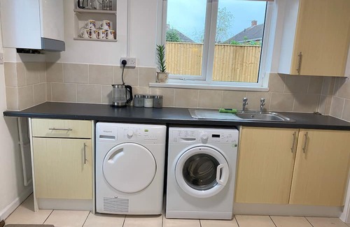 Grimsby Casa | "At The Edge" of Grimsby. Cosy, Comfy with Huge Free Parking for Vans or Cars.