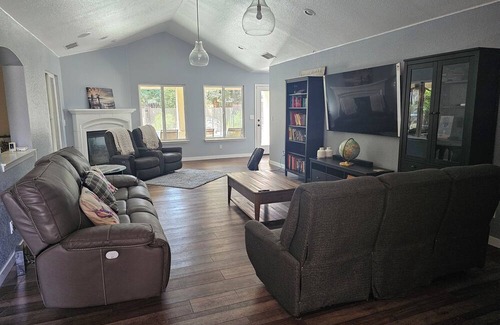 Clovis Casa | Spacious 4-bedroom house in delightful Clovis with WiFi, AC, Pool, Patio