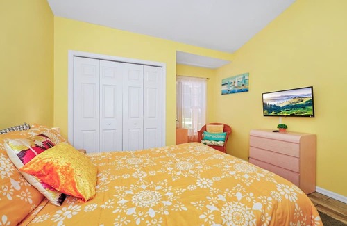 Thousand Oaks Casa | Sunny villa with sunset views under new management