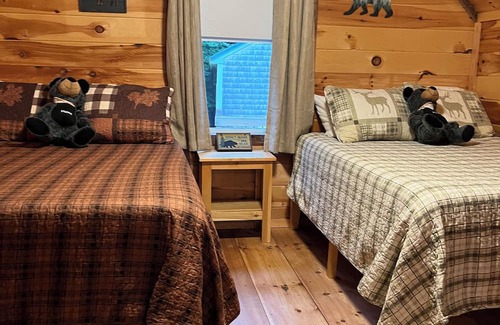 Bingham Cabina | Cozy 1 bedroom cabin with a loft, living space with internet, and a creek!
