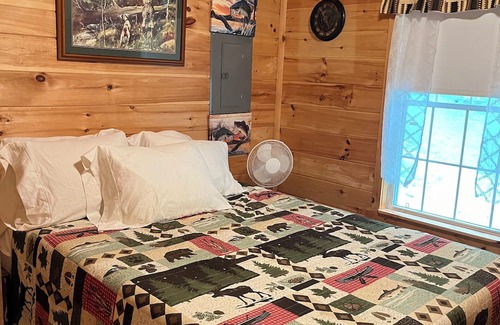 Bingham Cabina | Cozy 1 bedroom cabin with a loft, living space with internet, and a creek!