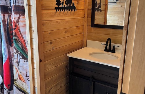 Bingham Cabina | Cozy 1 bedroom cabin with a loft, living space with internet, and a creek!